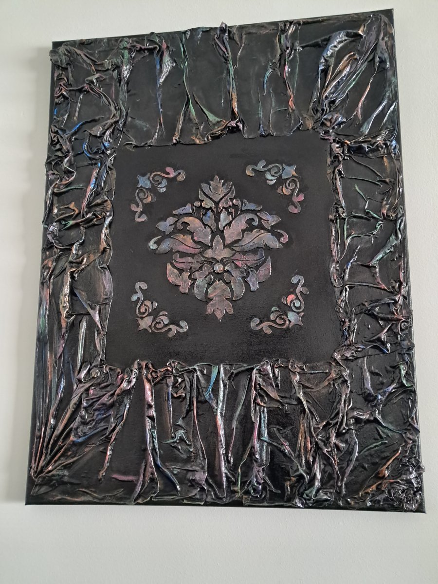 tableau en relief,  tissu et pâte de texture, noir et couleurs métalliques 